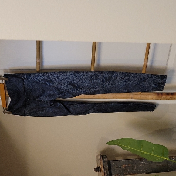 COPY - Inner Fire Apparel leggings in snowberry.  SUSTAINABLE MANUFACTURING. - Picture 3 of 4